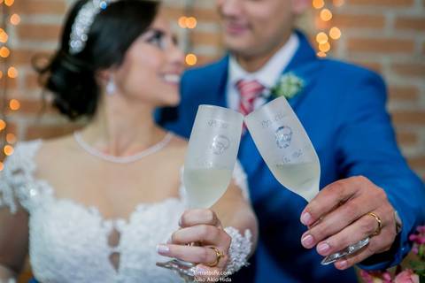 noiva e noivo brindando'