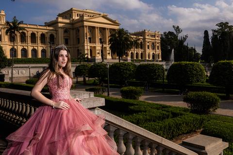 ensaio ipiranga sp 15 anos debutante museu ao fundo e céu azul'