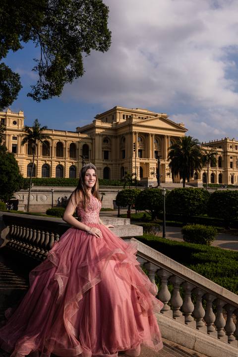 ensaio ipiranga sp 15 anos debutante museu ao fundo e céu azul'