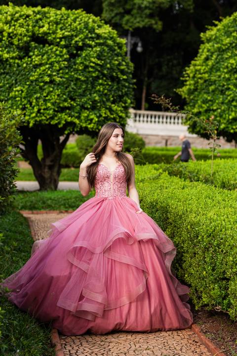 ensaio ipiranga sp 15 anos debutante andando e segurando cabelo'