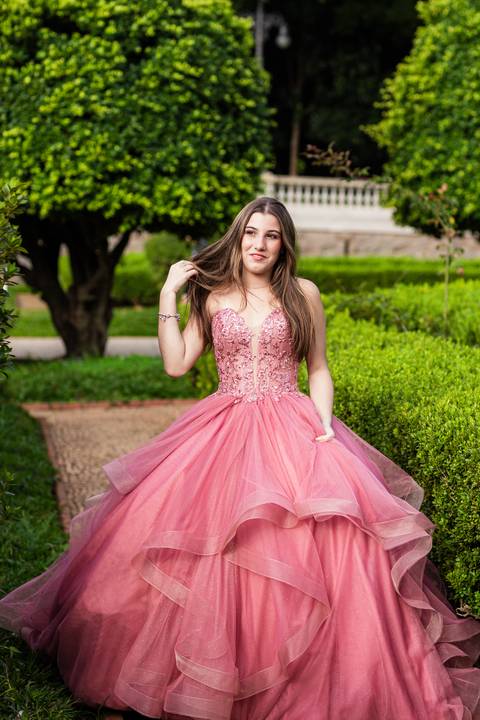 ensaio ipiranga sp 15 anos debutante sorrindo caminhando'