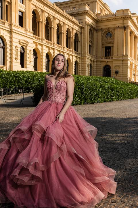 ensaio ipiranga sp 15 anos debutante andando pelo jardim'