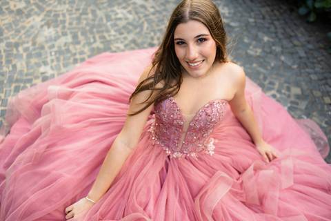ensaio ipiranga sp 15 anos debutante sentada de cima para baixo com vestido todo aberto'