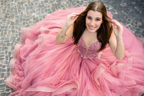 ensaio ipiranga sp 15 anos debutante sentada segurando caelo ao vento'