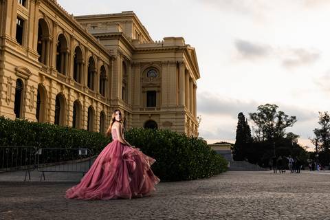 ensaio ipiranga sp 15 anos debutante caminhando com museu ao fundo'