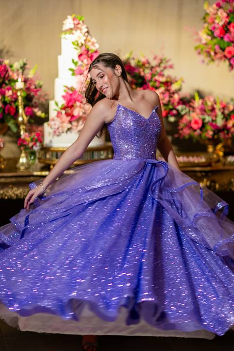 debutante com vestido lindo mesa do bolo'