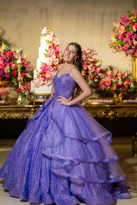 debutante com vestido lindo mesa do bolo'