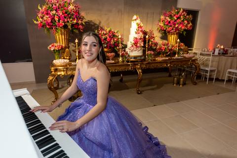 debutante com vestido lindo mesa do bolo piano'