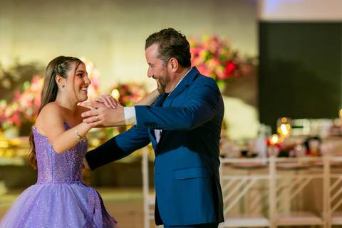 ensaiando dança com pai'