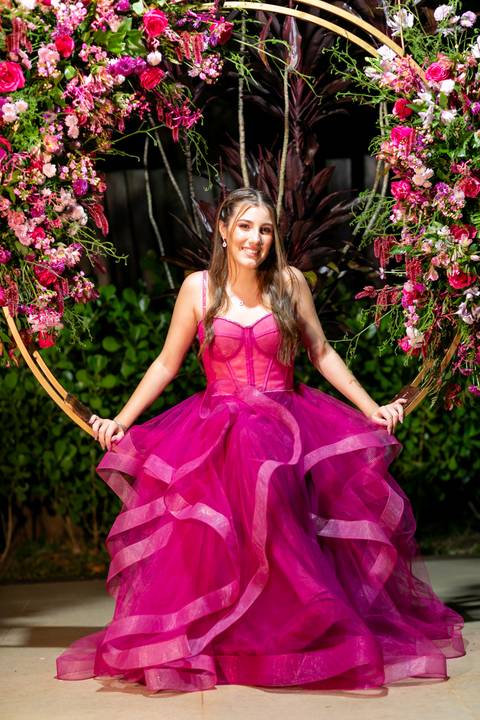 sentada numa guirlanda de flores'