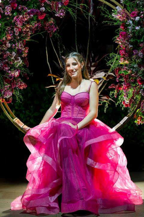 sentada numa guirlanda de flores'