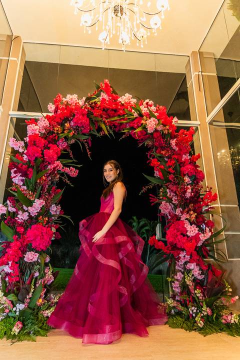 sentada numa guirlanda de flores'