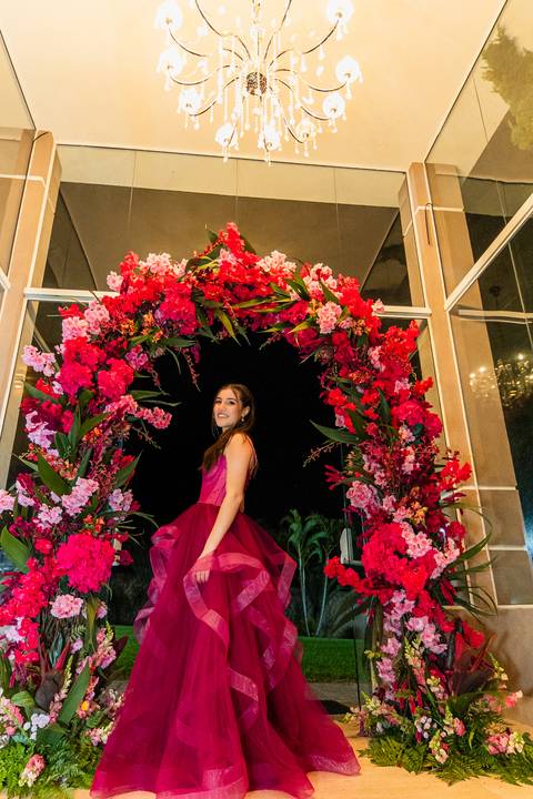 sentada numa guirlanda de flores'