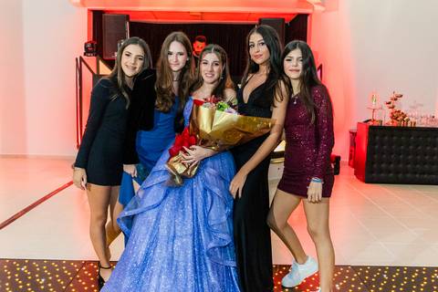 com amigas recebendo flores'