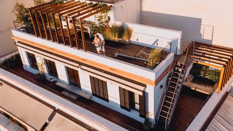 foto de drone com casal na sacada do ap '