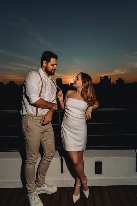 noiva segurando no suspensçolios no noivo'