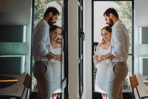 casal se olhando e reflexo na tv'