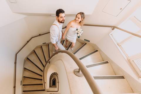 casal se olhando com escada caracol al lado'