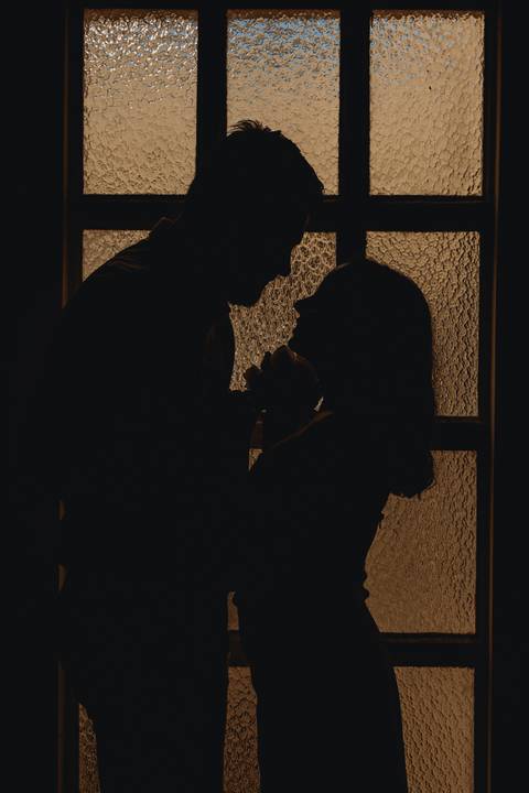 silueta do casal em janela antiga'