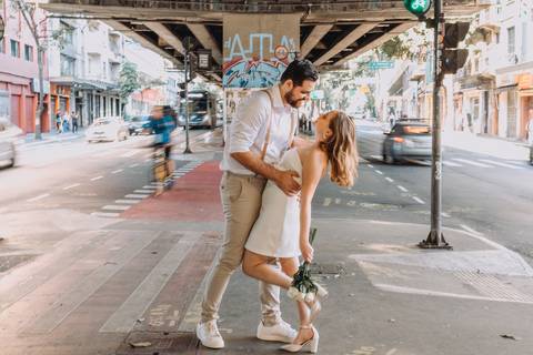 casal se abraçando com carros em movimento na ciade de sp
'