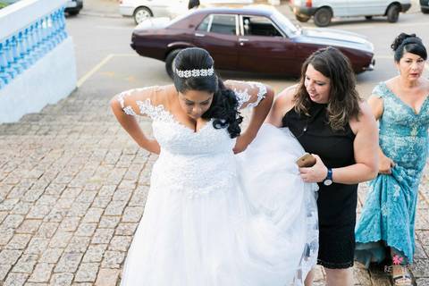noiva escada arrumando fotos casamento retratos itatiba interior sp julio akio hida fotografo'