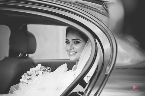 noiva chegando na igreja'