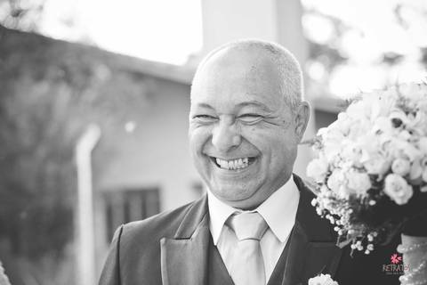 pai da noiva porta da igreja sorrindo'