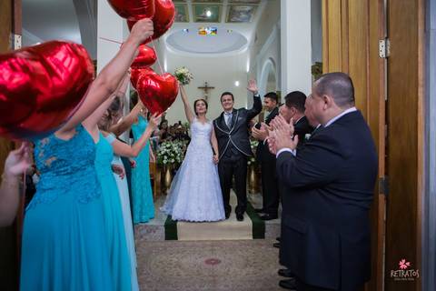 acabando cerimonia balao porta igreja'