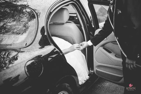 noiva igreja carro chegando'