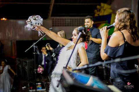 noiva dancando c.e.m morungaba sp  jogando buque'