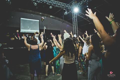 noiva dancando c.e.m morungaba sp  jogando buque'