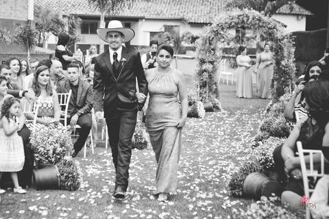 entrada do noivo chapeu casamento campo'