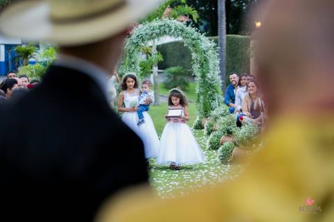entrada das alianças casamento campo noivo olhando'