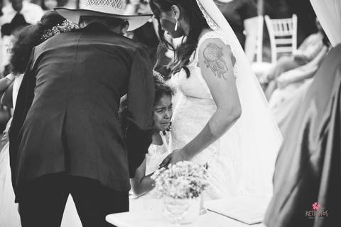 filha daminha chorando entrada das alianças com a mãe'