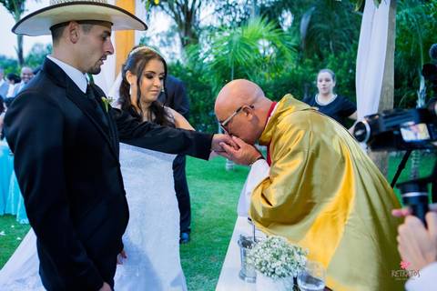 celebrante abençoando as alianças'