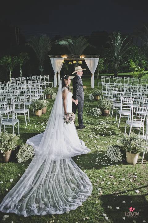 apos a cerimonia casamento no campo noivo chapeu '