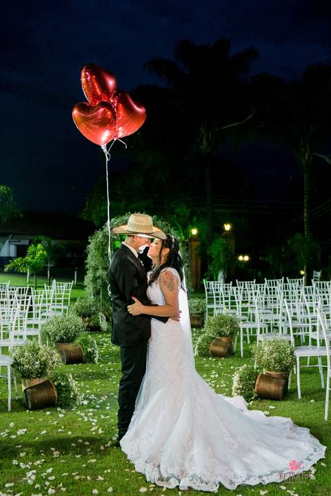 apos a cerimonia casamento no campo noivo chapeu balão de coração'