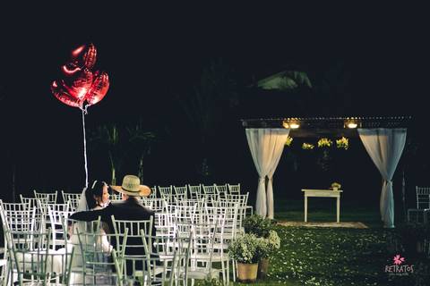 apos a cerimonia casamento no campo noivo chapeu balão coração'