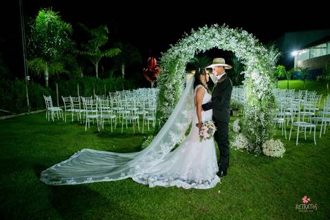 apos a cerimonia casamento no campo noivo chapeu arco de mosquitinho'