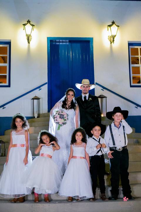 apos a cerimonia casamento no campo noivo chapeu daminha e pajens'