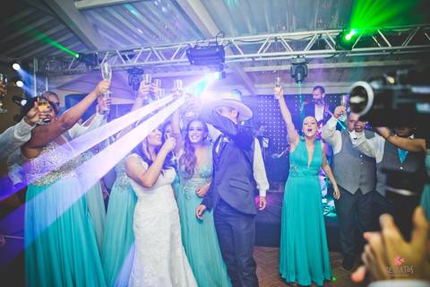 entrada dos noivos villa bela eventos vinhedo brinde'