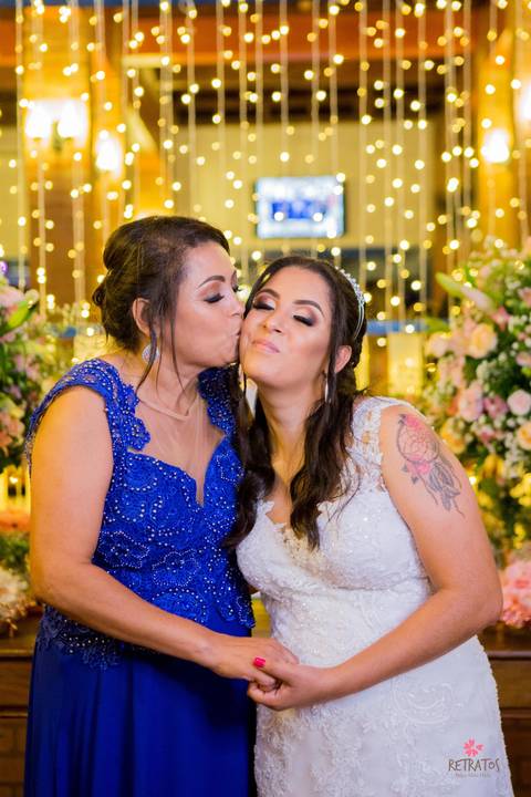 entrada dos noivos villa bela eventos vinhedo beijo mãe noiva'