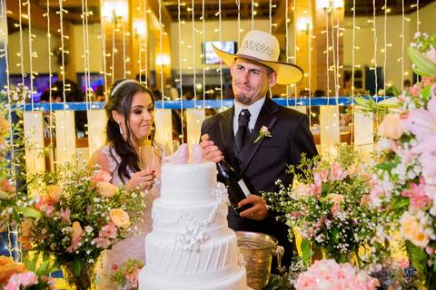 entrada dos noivos villa bela eventos vinhedomesa do bolo'