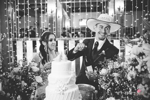 noivo chapeu abrindo champagne mesa do bolo'