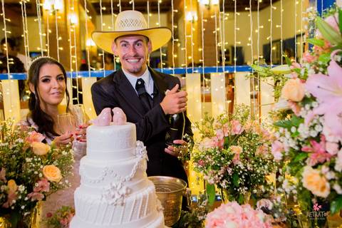 noivo chapeu abrindo champagne mesa do bolo'