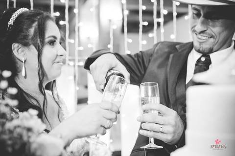 noivo chapeu abrindo champagne mesa do bolo'