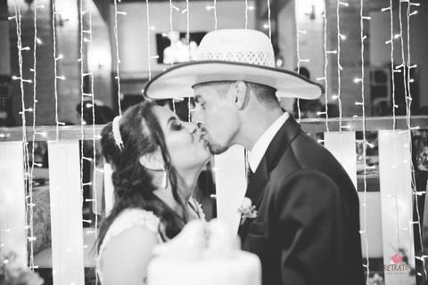 noivo chapeu abrindo champagne mesa do bolo'