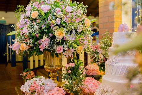 noivo chapeu abrindo  mesa do bolo flor e arte decoração mesa'