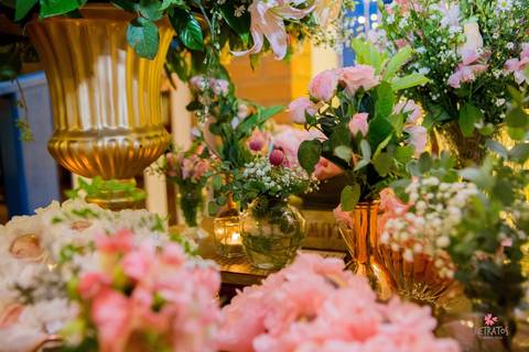 noivo chapeu abrindo  mesa do bolo flor e arte decoração mesa'