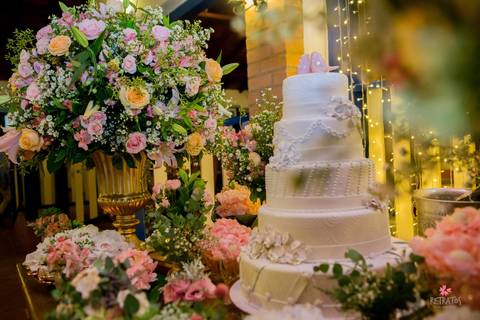noivo chapeu abrindo  mesa do bolo flor e arte decoração mesa'